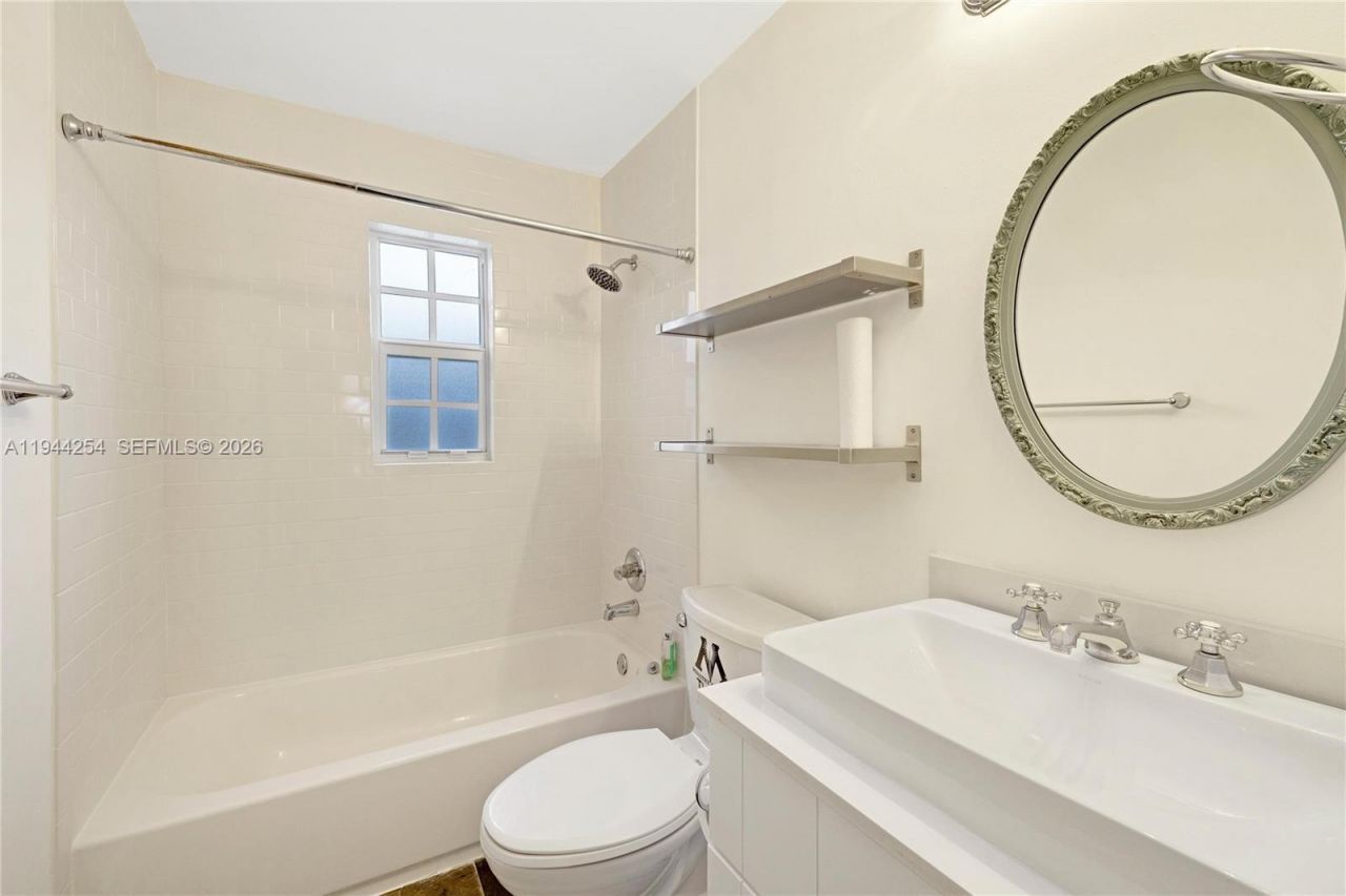 6830 N Waterway Dr, Miami, FL 33155 Photo