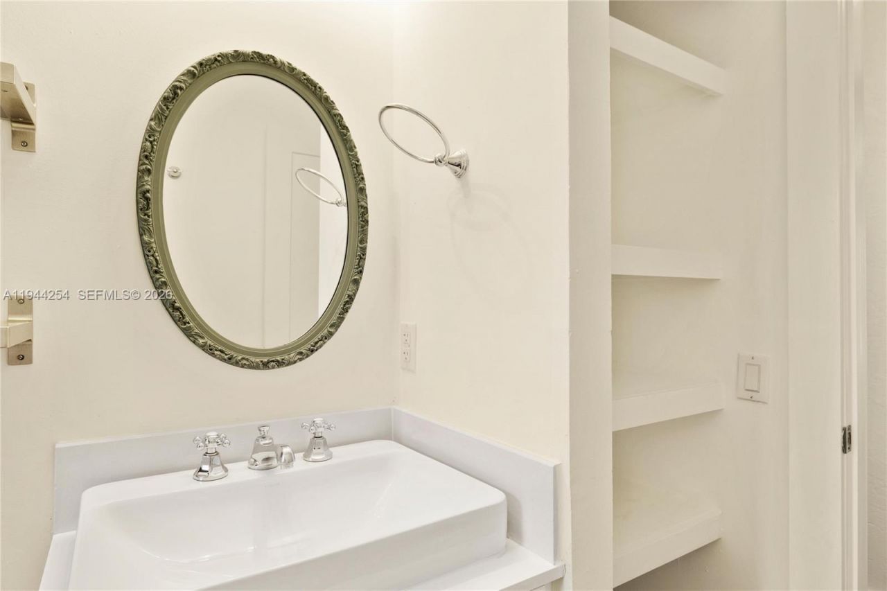 6830 N Waterway Dr, Miami, FL 33155 Photo