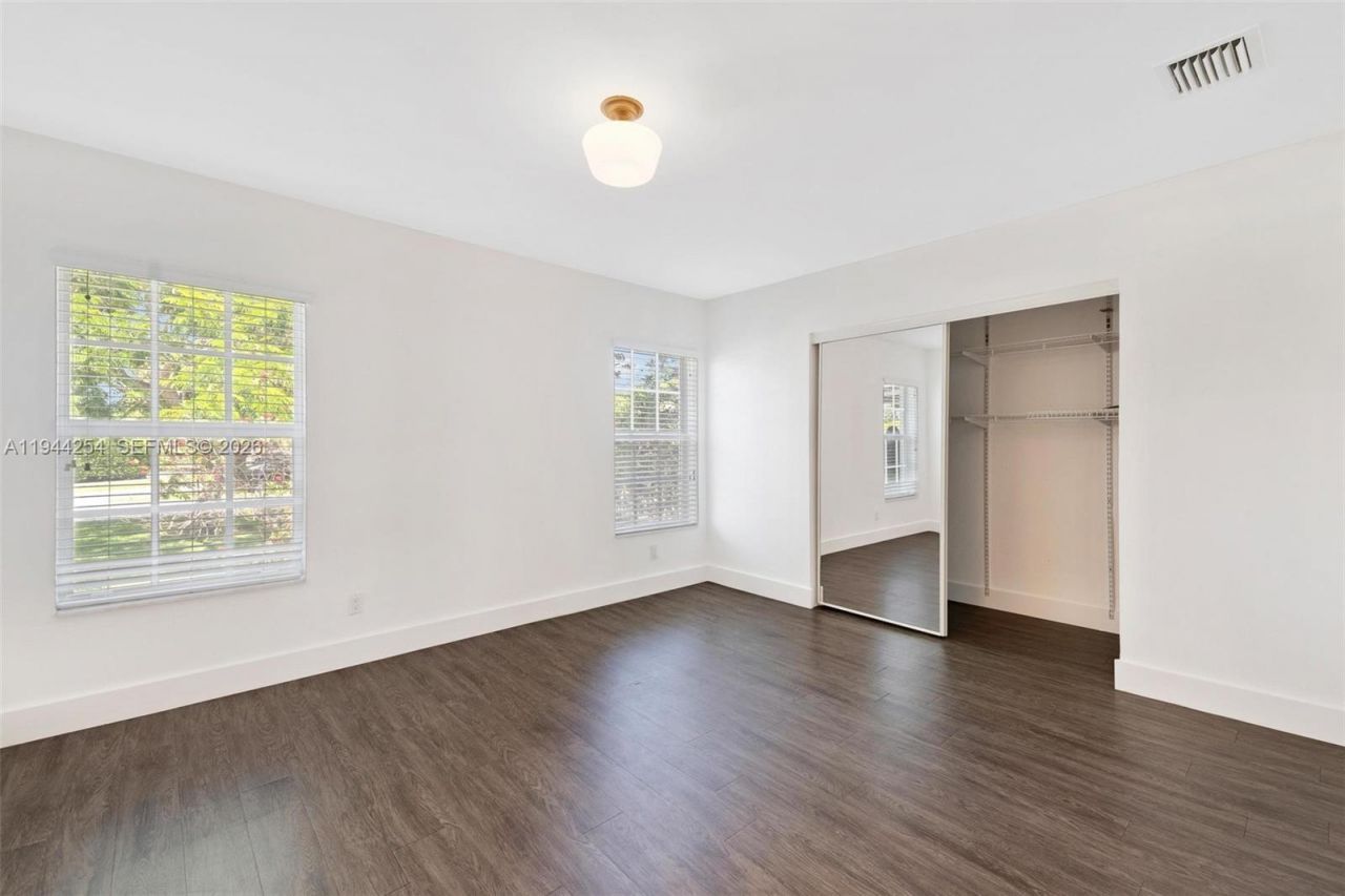 6830 N Waterway Dr, Miami, FL 33155 Photo