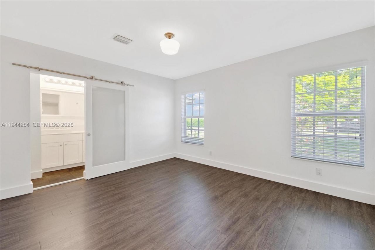 6830 N Waterway Dr, Miami, FL 33155 Photo