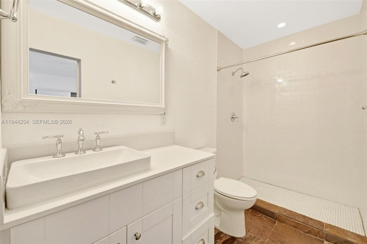 6830 N Waterway Dr, Miami, FL 33155 Photo