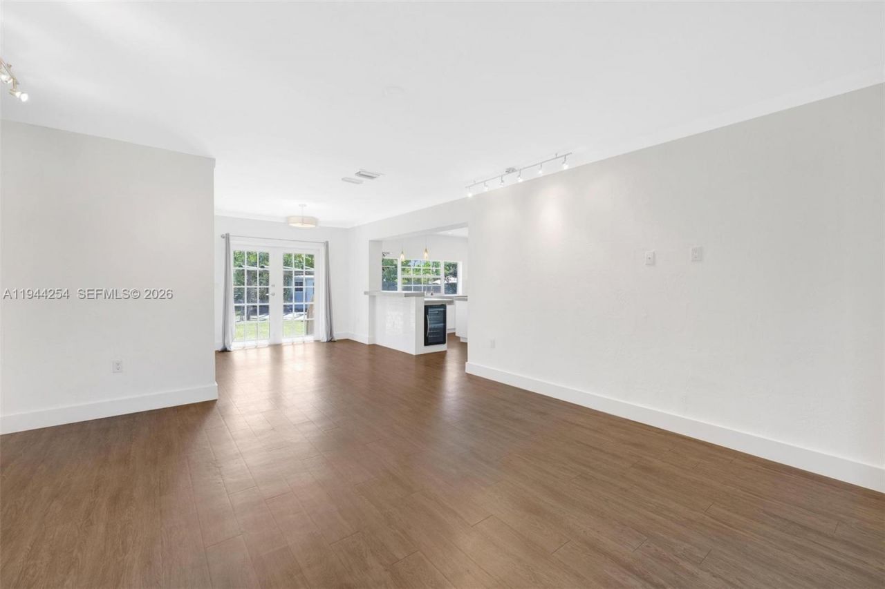 6830 N Waterway Dr, Miami, FL 33155 Photo