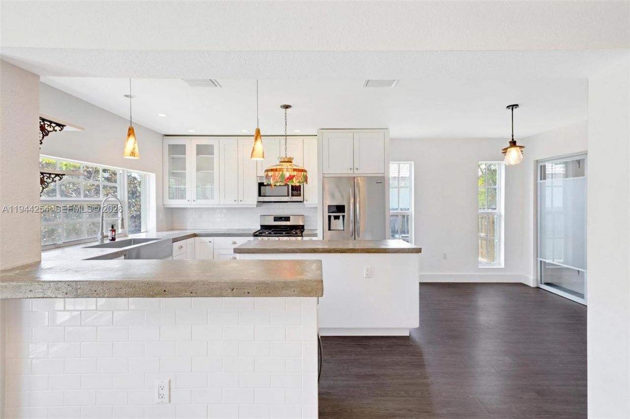 6830 N Waterway Dr, Miami, FL 33155 Photo