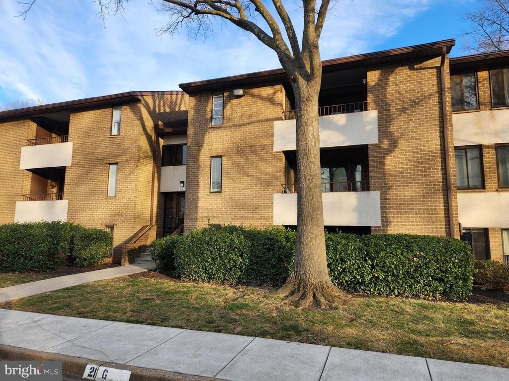 521 Florida Avenue, Unit 102, Herndon, VA 20170 Main Photo