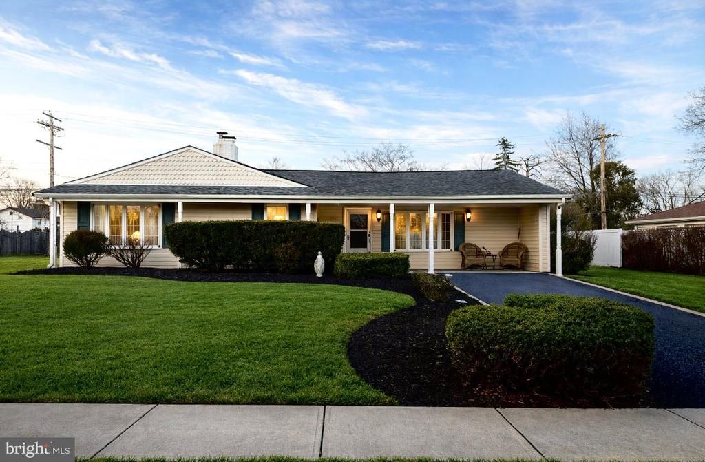 423 Magnolia Drive, Levittown, PA 19054 Main Photo