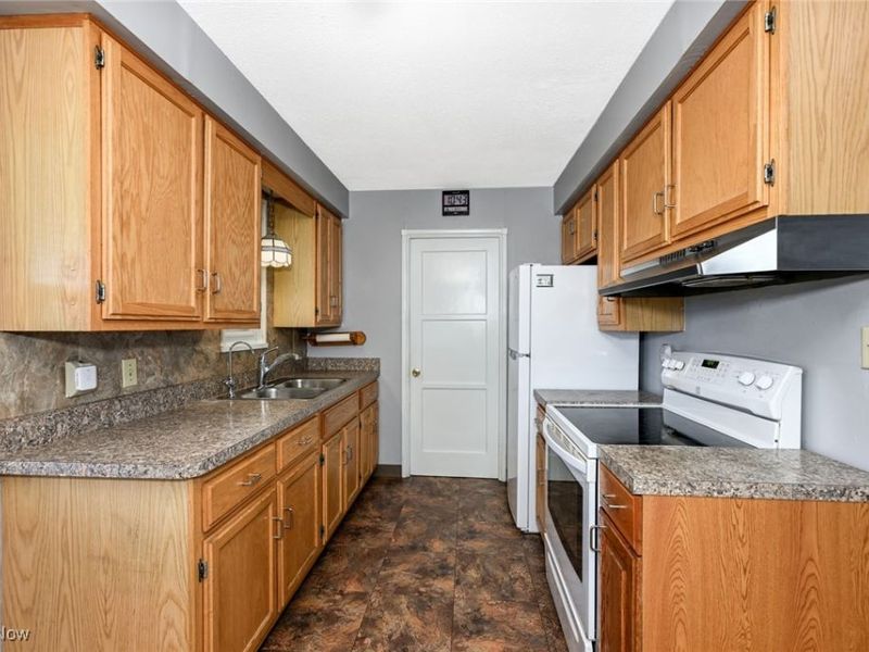 14314 Ledgewood Avenue, Cleveland, OH 44111 Photo 7