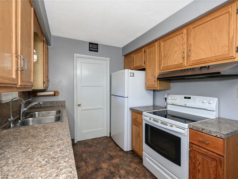 14314 Ledgewood Avenue, Cleveland, OH 44111 Photo 8