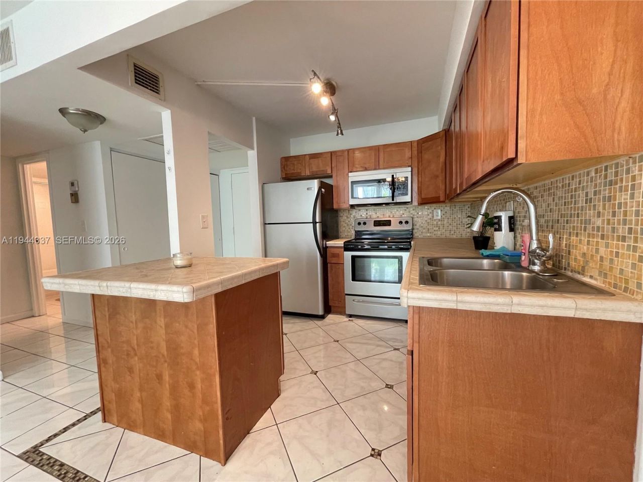 851 Three Islands Blvd, Unit 106, Hallandale Beach, FL 33009 Photo