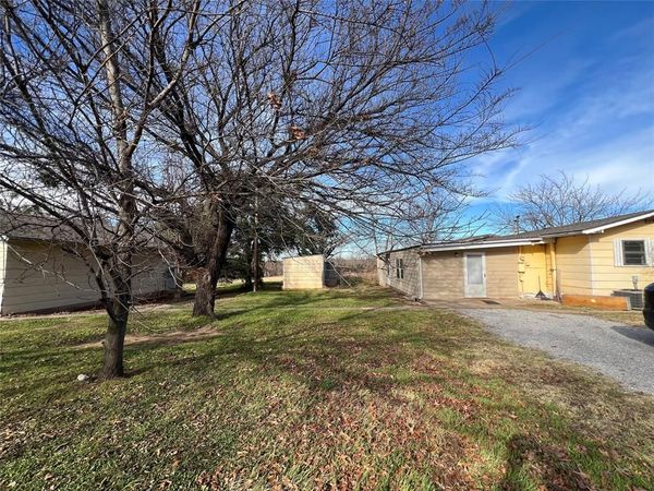 1110 W Gilbert, Henrietta, TX 76365