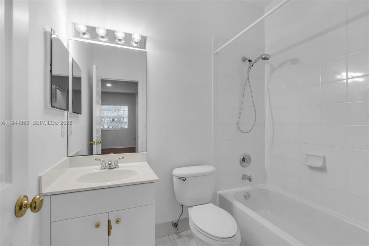 5670 NW 116th Ave, Unit 219, Doral, FL 33178 Photo