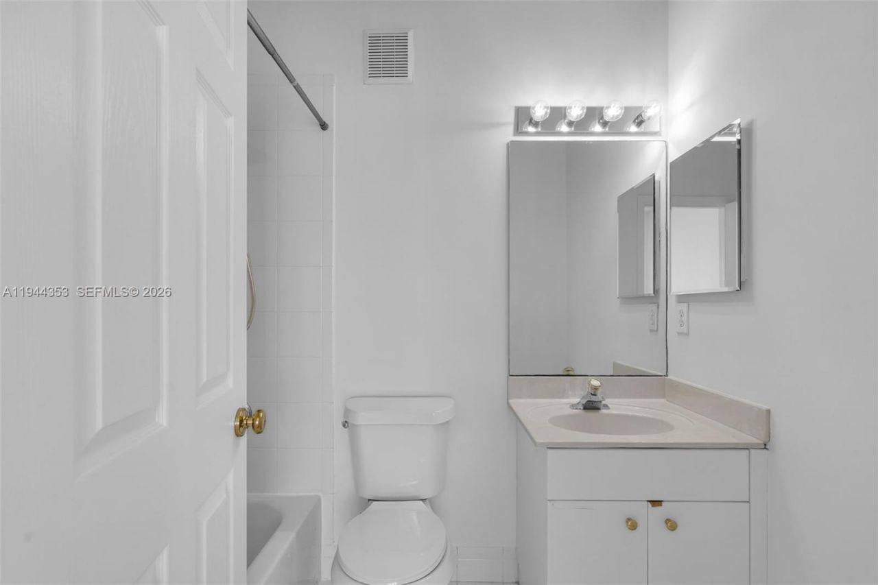 5670 NW 116th Ave, Unit 219, Doral, FL 33178 Photo