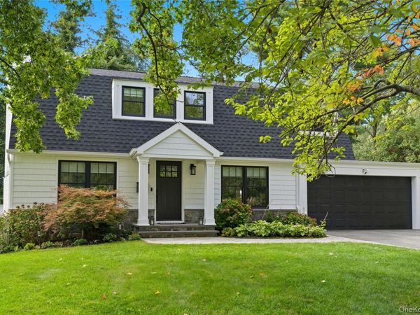 17 Entrance Road, East Hills, NY 11577