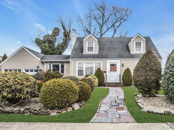 26 Bayview Avenue, Massapequa, NY 11758