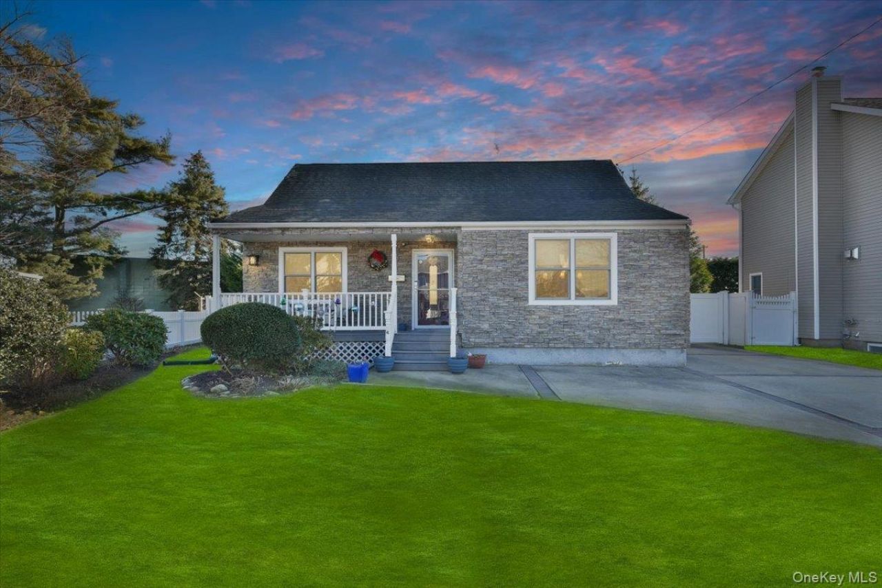 24 Arlyn Drive E, Massapequa, NY 11758 Main Photo