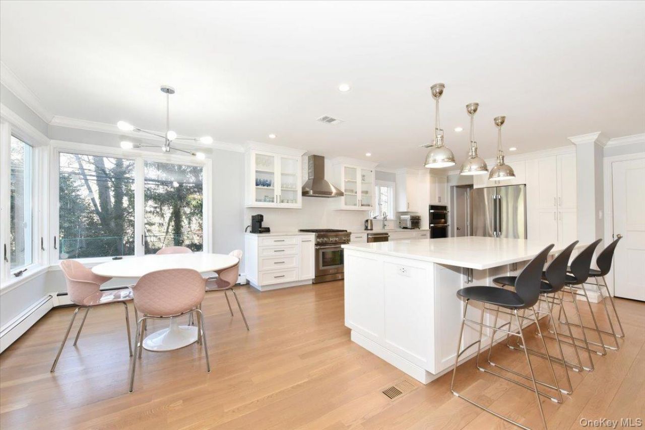 100 Georgian Court, East Hills, NY 11576 Main Photo