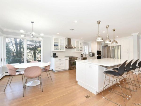 100 Georgian Court, East Hills, NY 11576