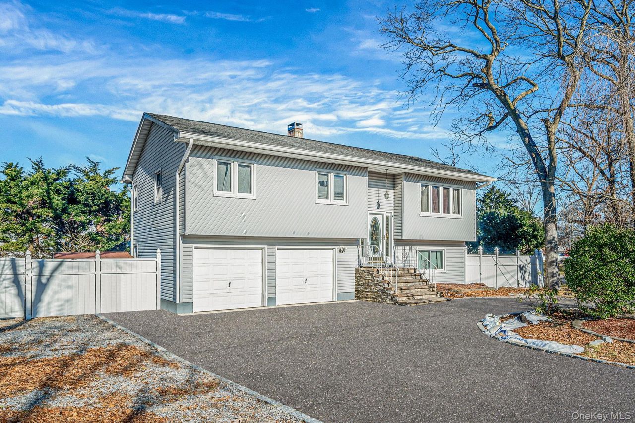 299 Seminole Street, Ronkonkoma, NY 11779 Main Photo