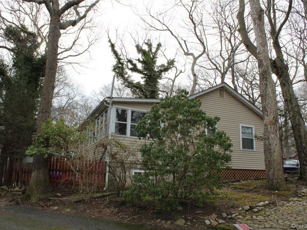 9 Eastway Path, Baiting Hollow, NY 11933