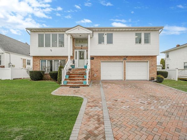 105 Arlington Street, Mineola, NY 11501