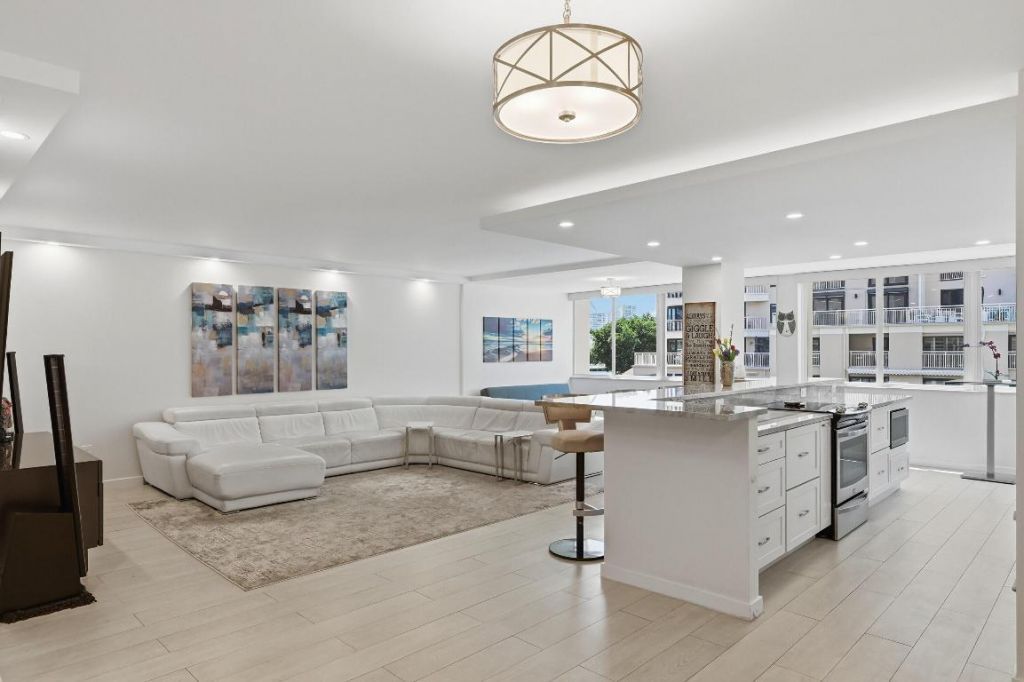 3100 NE 49th Street, Unit 206, Fort Lauderdale, FL 33308 Photo