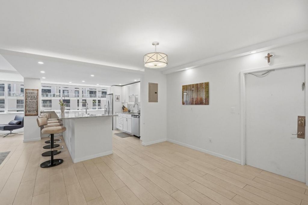 3100 NE 49th Street, Unit 206, Fort Lauderdale, FL 33308 Photo