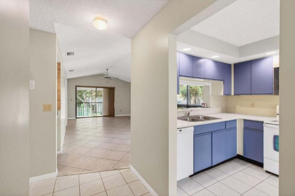 400 Club Circle, Unit 201, Boca Raton, FL 33487 Photo