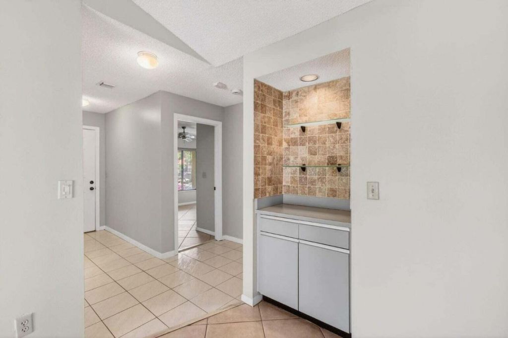 400 Club Circle, Unit 201, Boca Raton, FL 33487 Photo