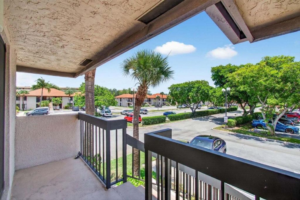 400 Club Circle, Unit 201, Boca Raton, FL 33487 Photo
