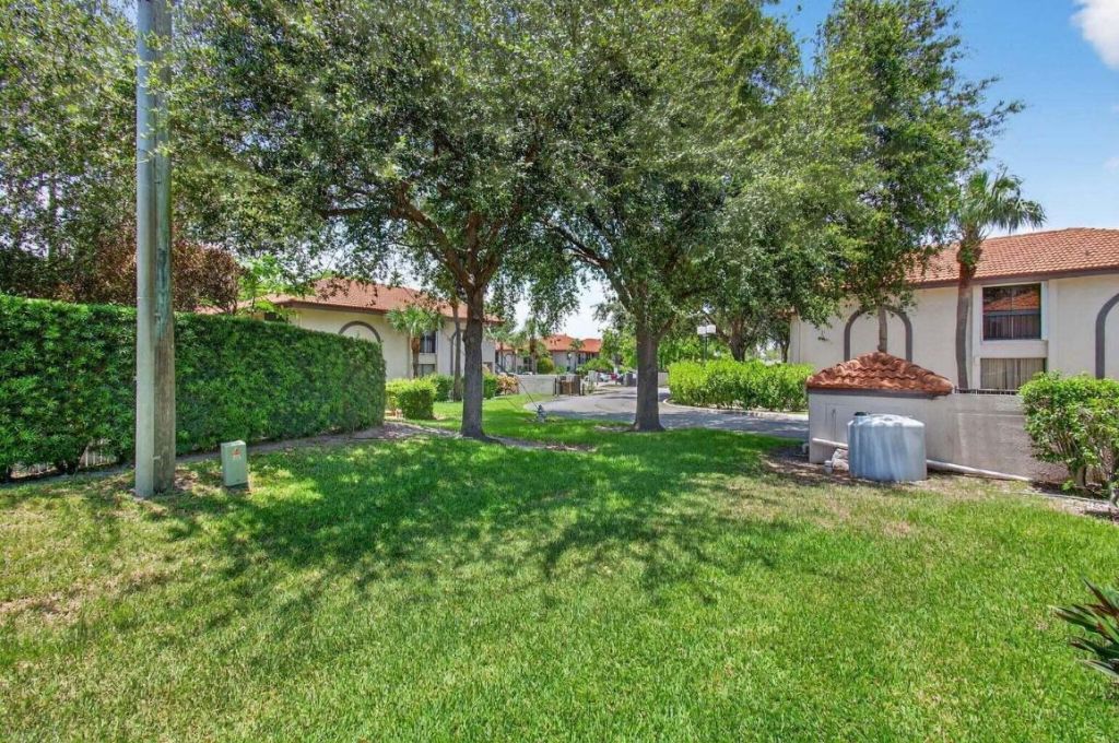 400 Club Circle, Unit 201, Boca Raton, FL 33487 Photo