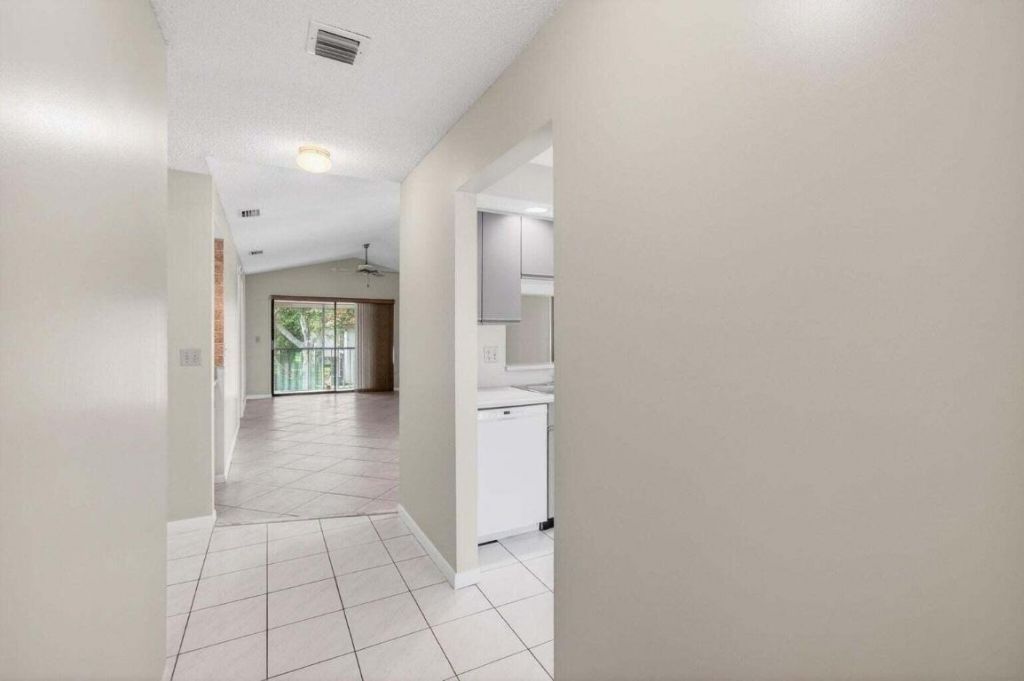 400 Club Circle, Unit 201, Boca Raton, FL 33487 Photo