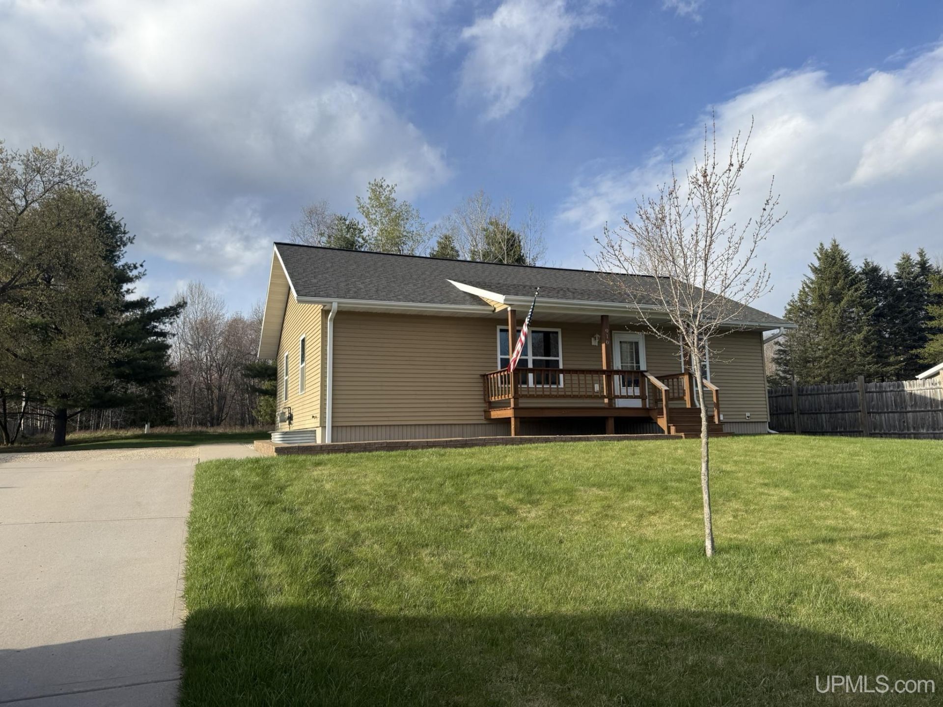 916 Coolidge Avenue, Breitung Twp, MI 49802 Main Photo