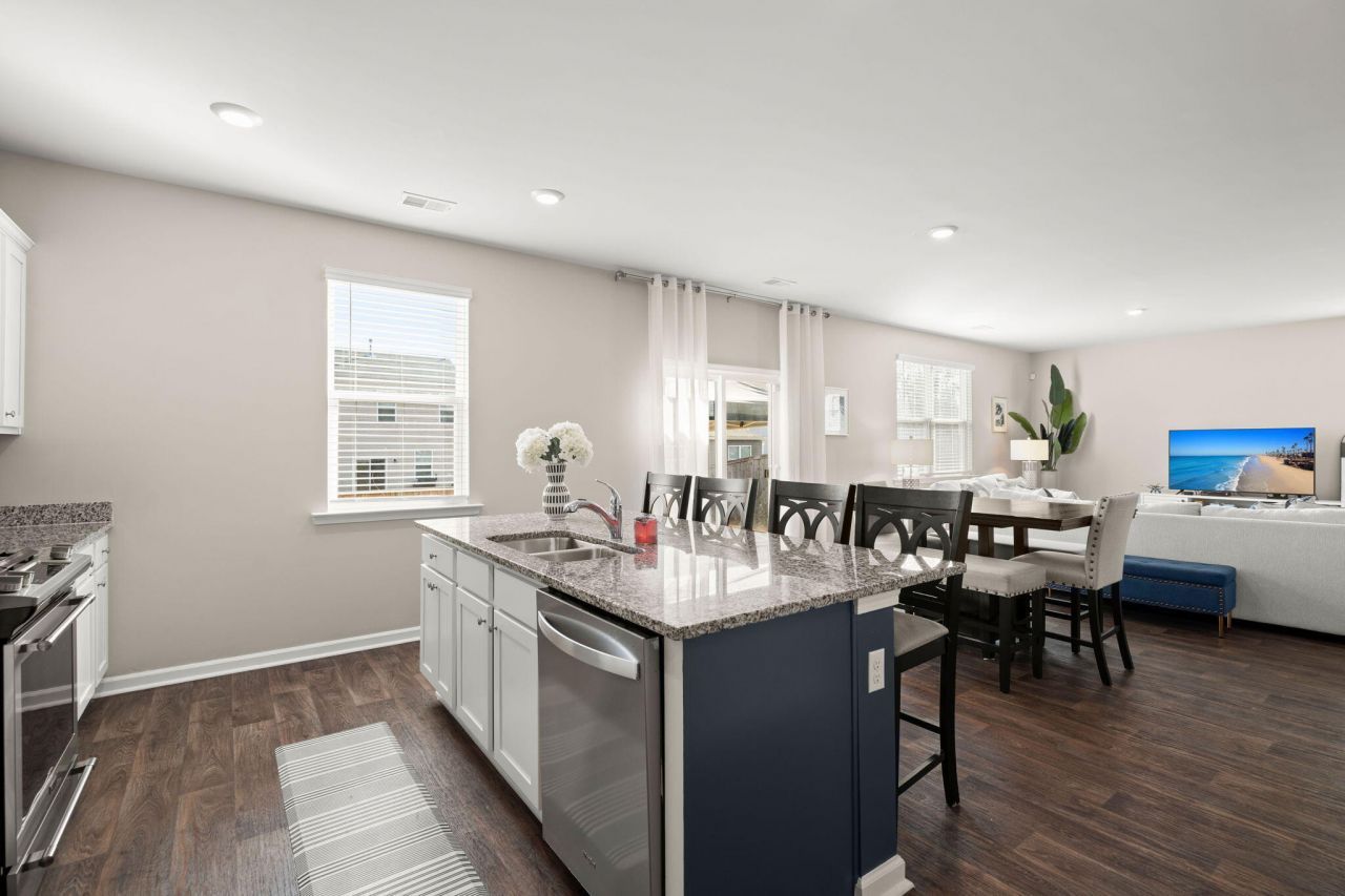 178 Cloverleaf Street Photo 14