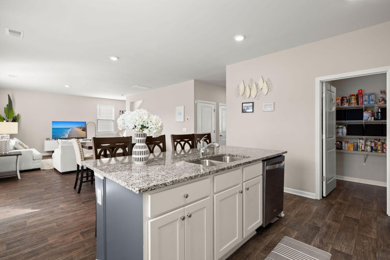 178 Cloverleaf Street Photo 15