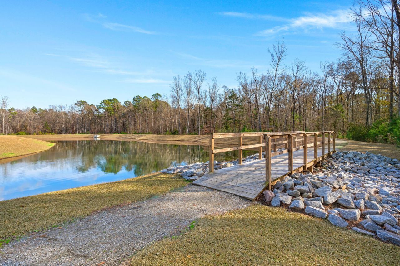 178 Cloverleaf Street Photo 32