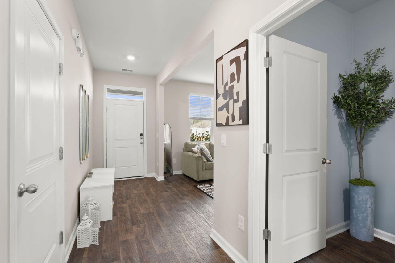 178 Cloverleaf Street Photo 5