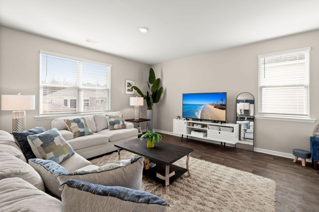 178 Cloverleaf Street Photo 7