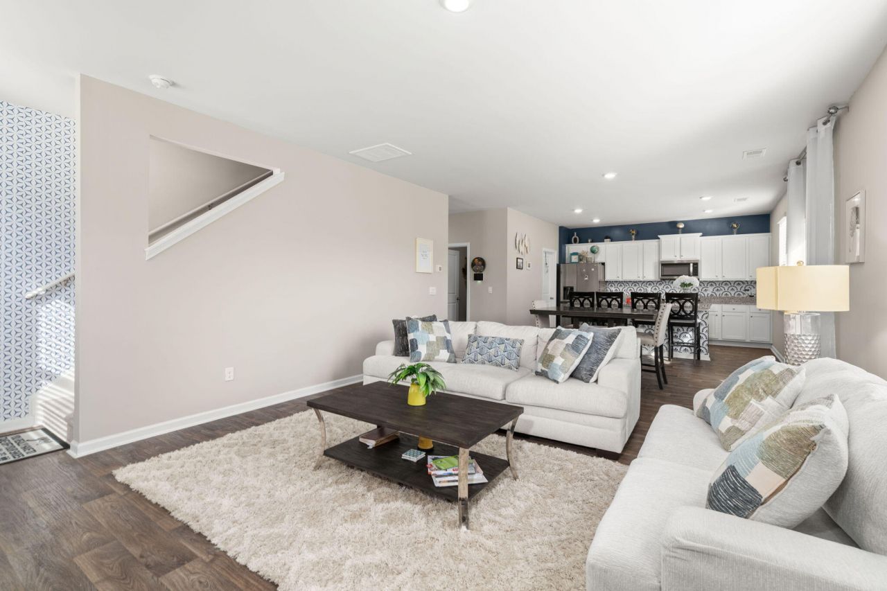 178 Cloverleaf Street Photo 9