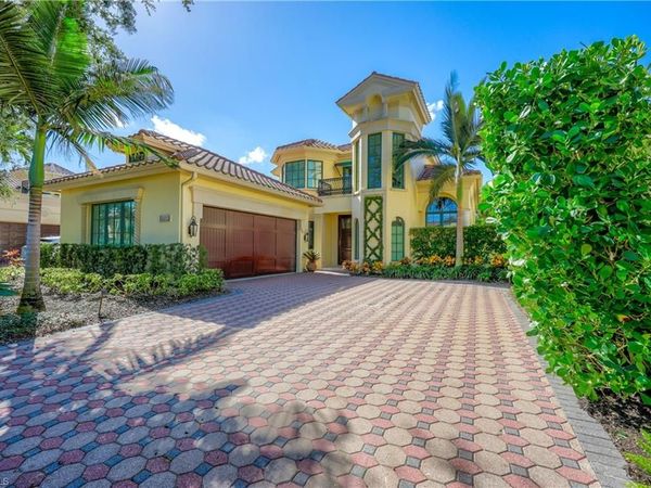 8057 Via Vecchia, NAPLES, FL 34108