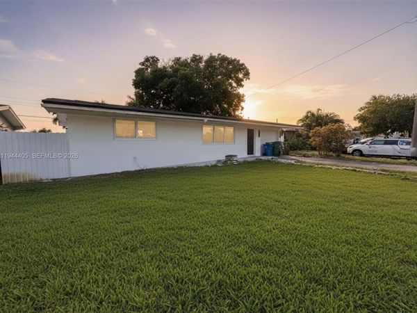 8600 Taft St, Pembroke Pines, FL 33024