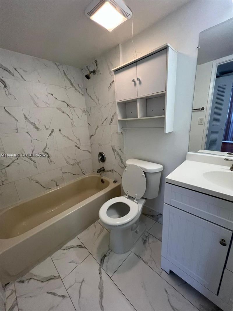 7035 NW 186th St, Unit D303, Hialeah, FL 33015 Photo