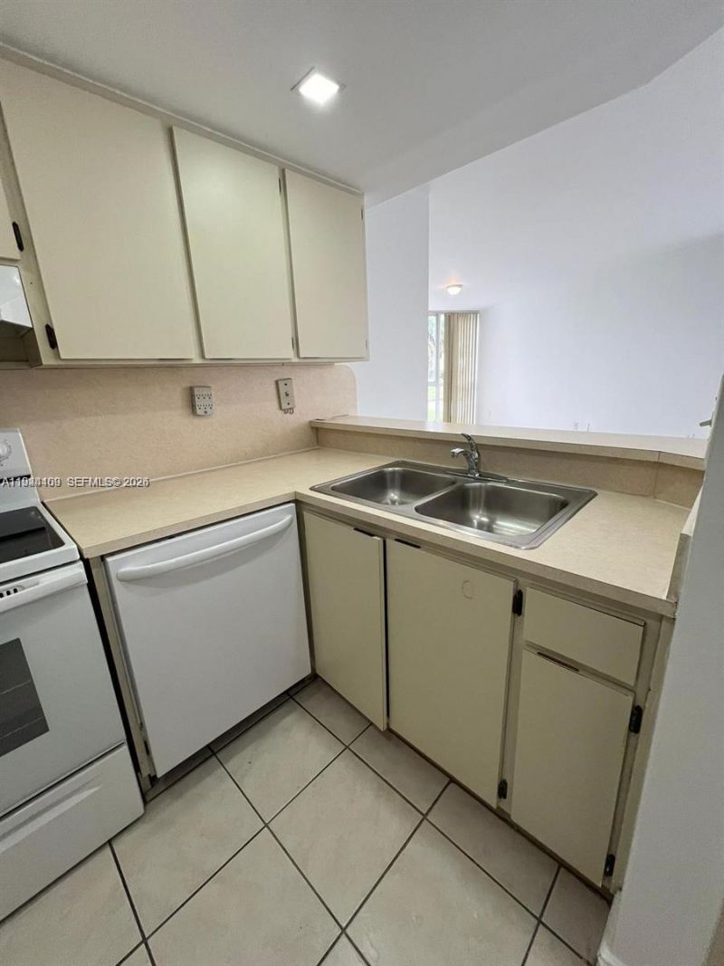 7035 NW 186th St, Unit D303, Hialeah, FL 33015 Photo