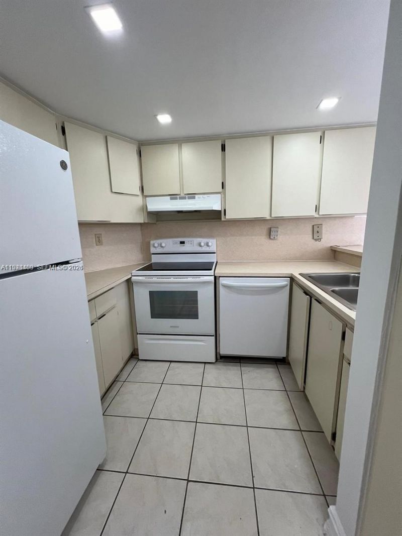 7035 NW 186th St, Unit D303, Hialeah, FL 33015 Photo
