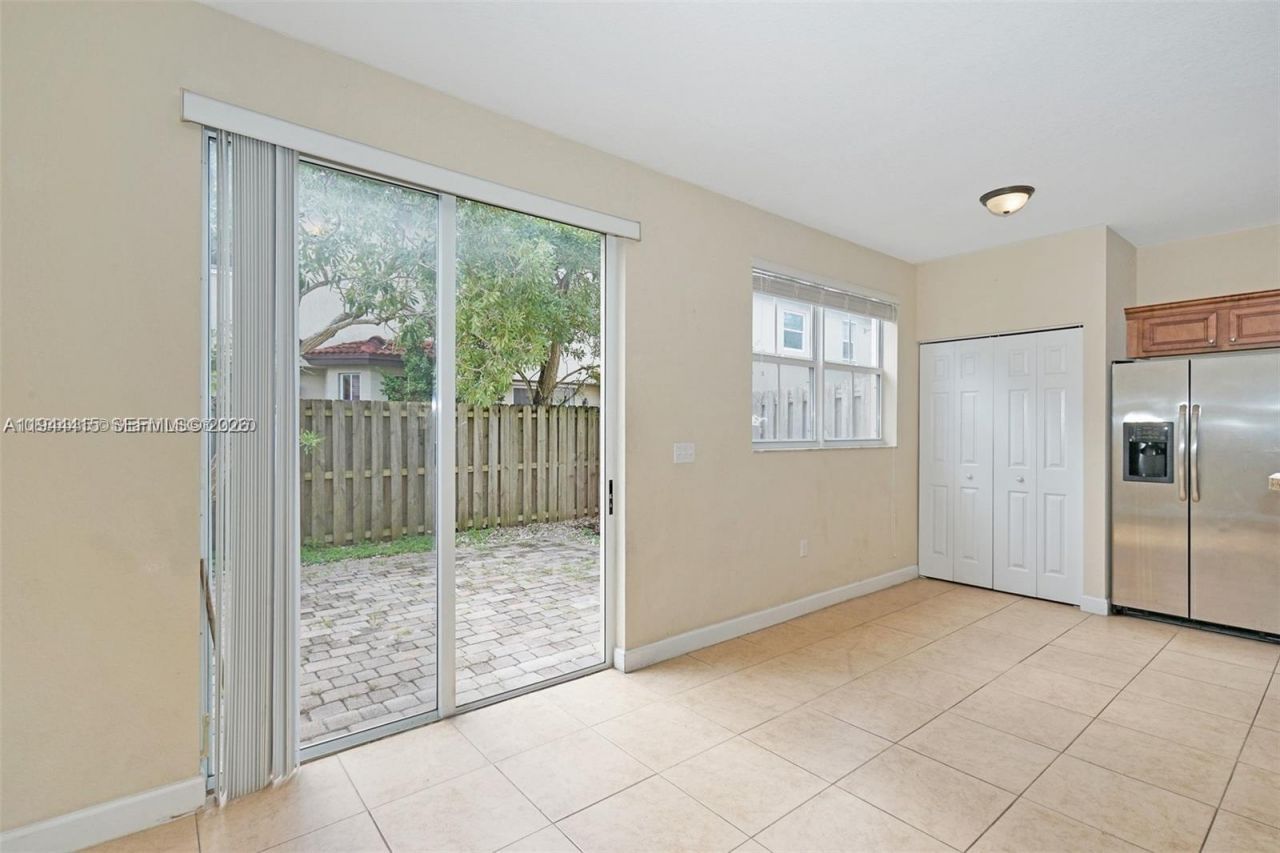 1048 NE 208th St , Miami, FL 33179 Photo