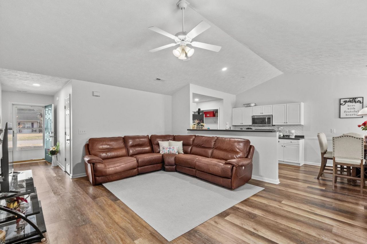 452 West Perry Rd. Photo 4