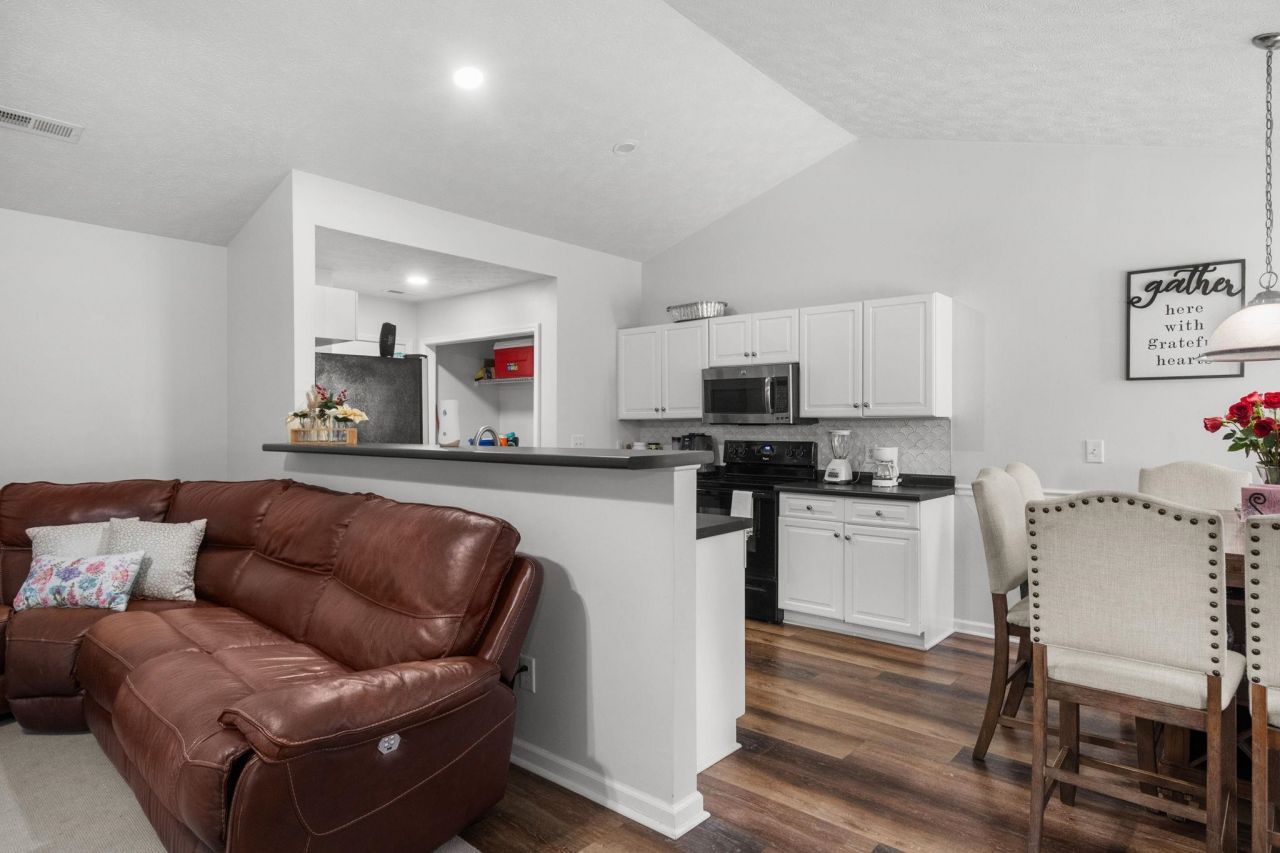 452 West Perry Rd. Photo 7