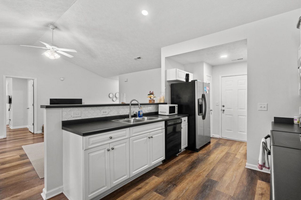 452 West Perry Rd. Photo 8