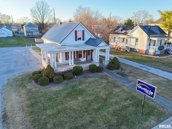 256 N BROAD Street, Carlinville, IL 62626