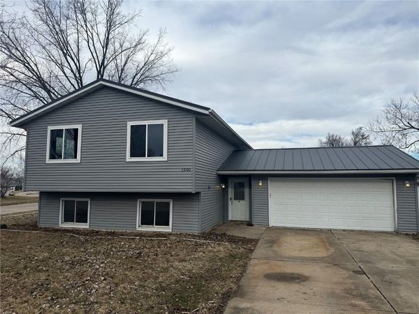 1500 Pleasantview Drive, Marion, IA 52302