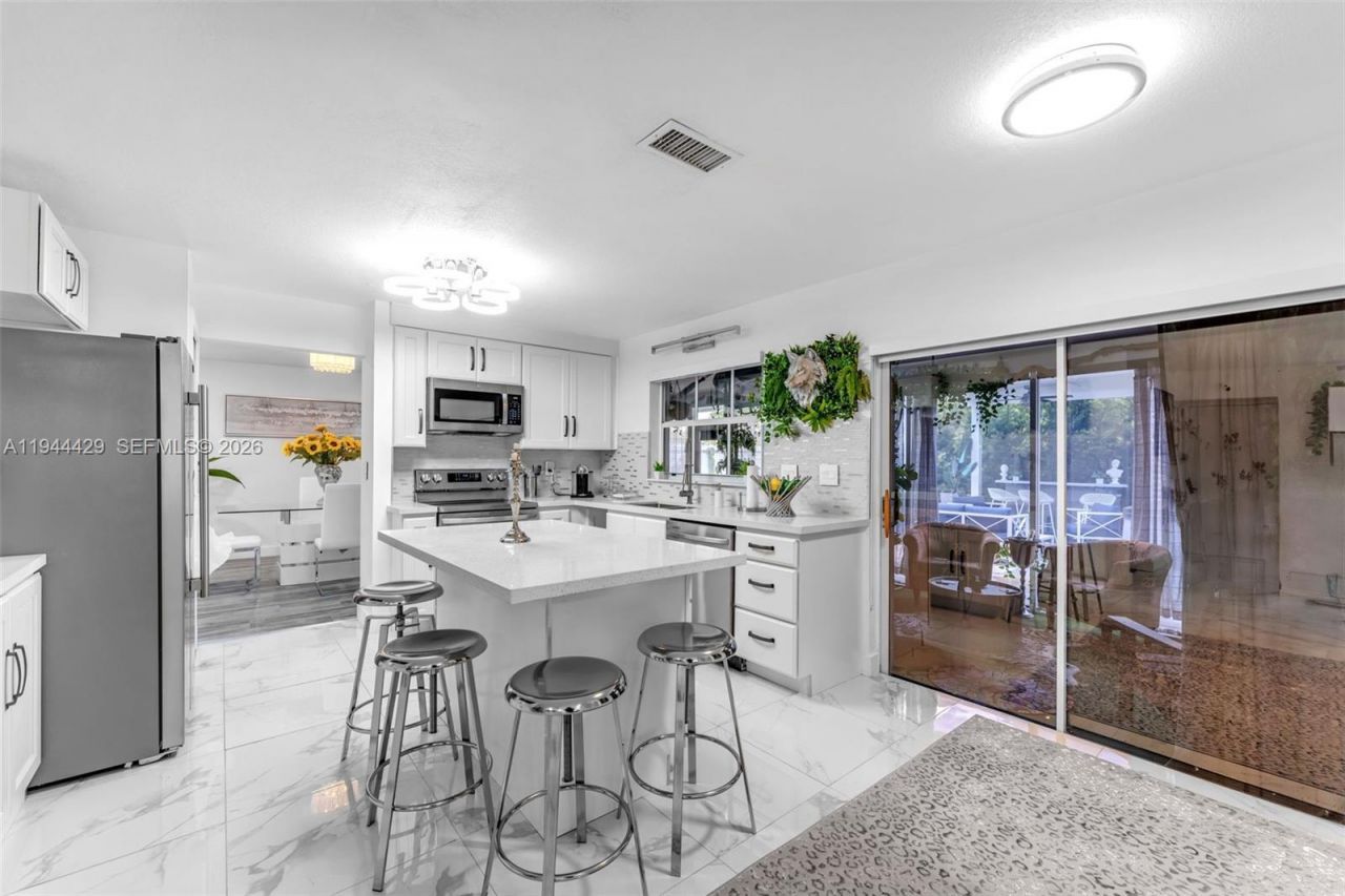 942 NW 133rd Ct, Miami, FL 33182 Photo