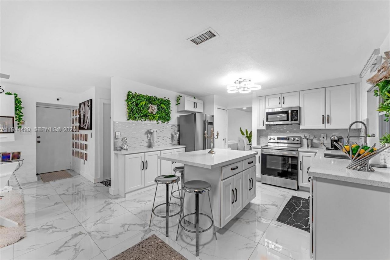 942 NW 133rd Ct, Miami, FL 33182 Photo